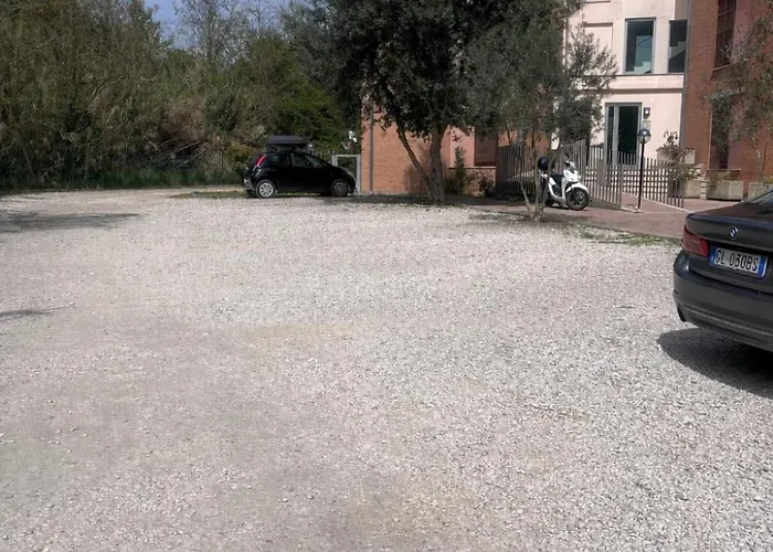 Апартаменты Cozy With Garden And Free Parking - Close To Hospital *