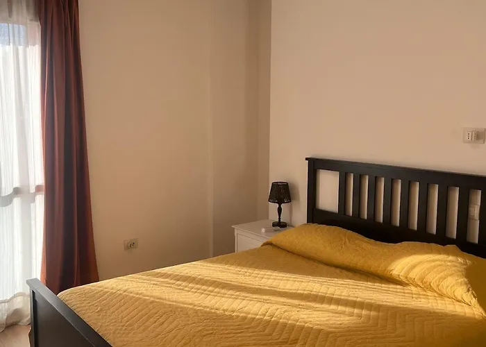 Cozy With Garden And Free Parking - Close To Hospital Апартаменты