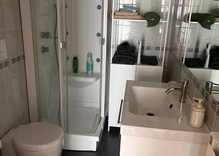 Cozy With Garden And Free Parking - Close To Hospital