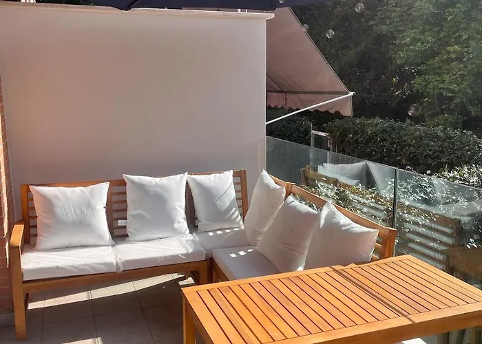 Cozy With Garden And Free Parking - Close To Hospital